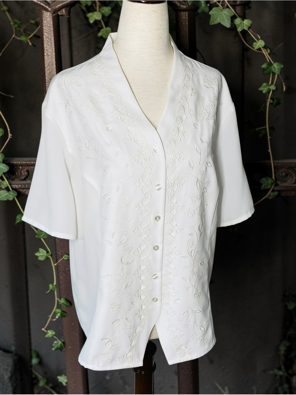 VINTAGE LAURA SCOTT Eyelet Embroidered Blouse - Picture 6 of 8